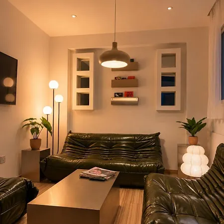 Refined Retreat - Flat With Pool Table דירה *
