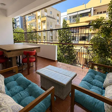 דירה Refined Retreat - Flat With Pool Table *