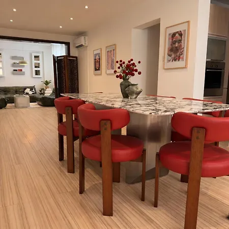Refined Retreat - Flat With Pool Table דירה