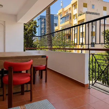 Refined Retreat - Flat With Pool Table דירה