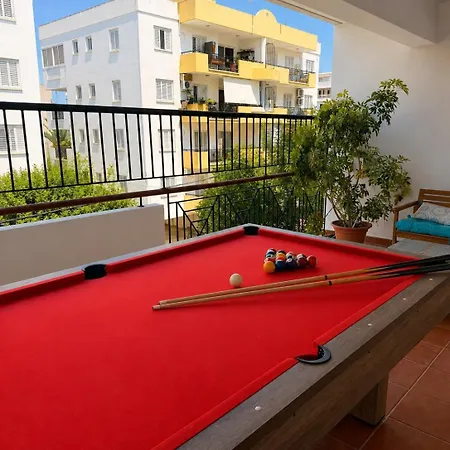 Refined Retreat - Flat With Pool Table ניקוסיה