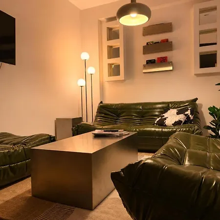 דירה Refined Retreat - Flat With Pool Table *