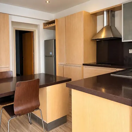דירה Refined Retreat - Flat With Pool Table *