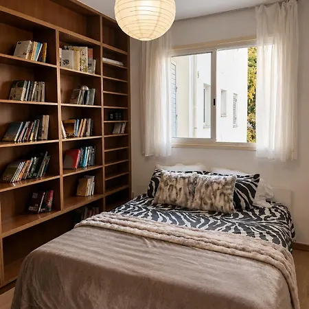 Refined Retreat - Flat With Pool Table ניקוסיה