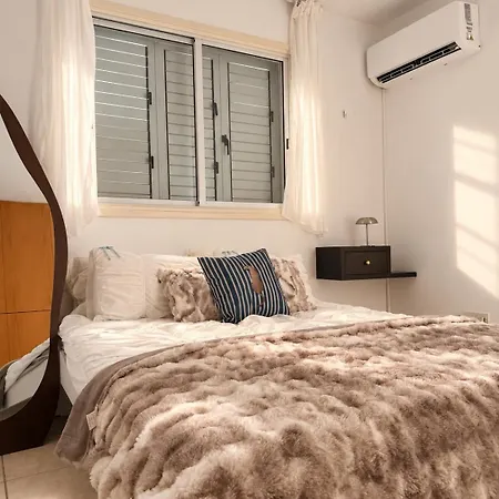 Refined Retreat - Flat With Pool Table דירה